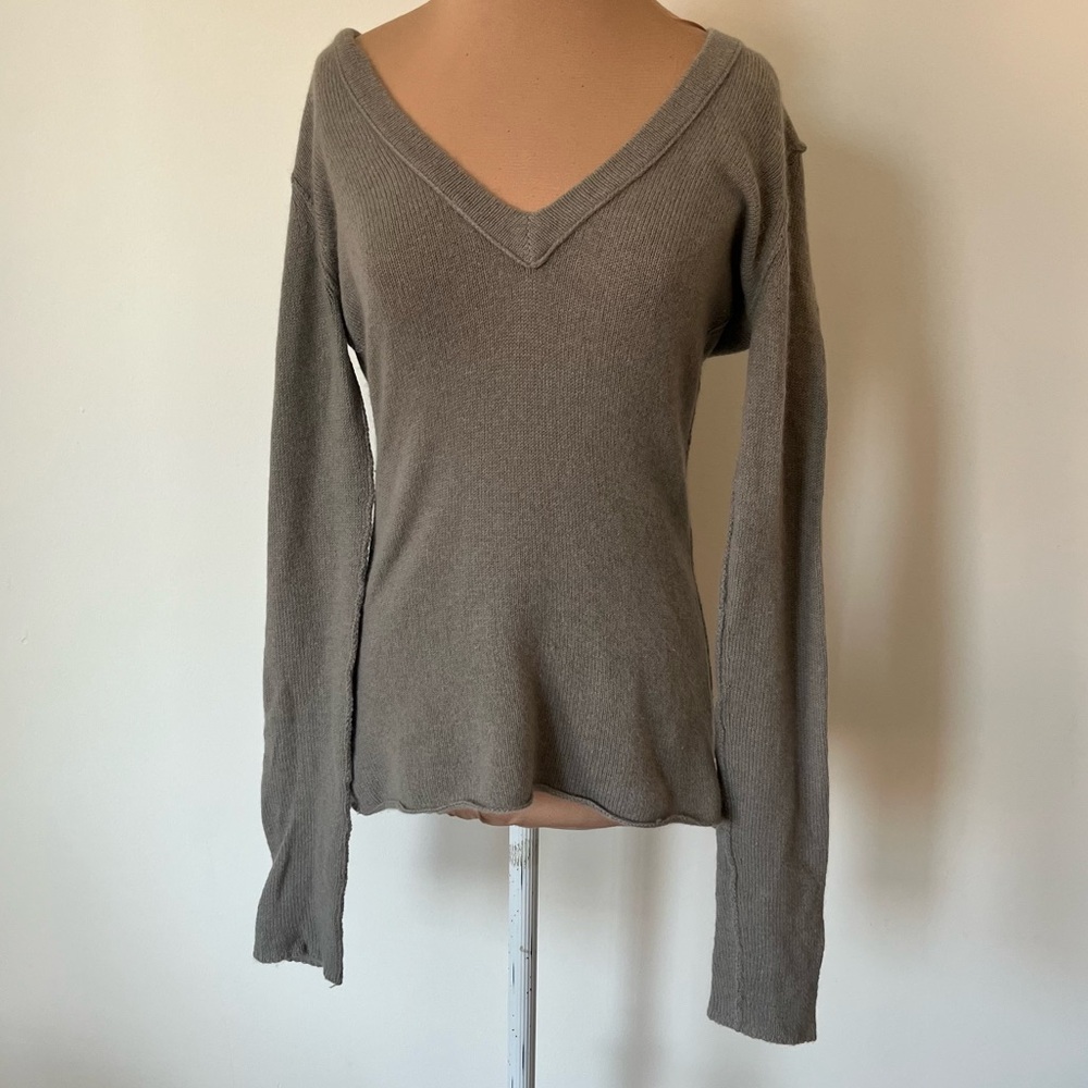 Inhabit Light Grey Cashmere Long Sleeve V-Neck Knit Pullover Sweater EUC Size M